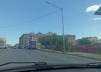 Capta a unidad del Vivebús pasándose el rojo en Niños Héroes Capta a unidad del Vivebús pasándose el rojo en Niños Héroes