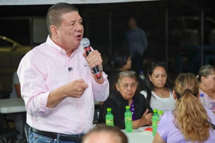Acude César Jáuregui a El Porvenir y Luis Donaldo Colosio para dialogar con vecinos