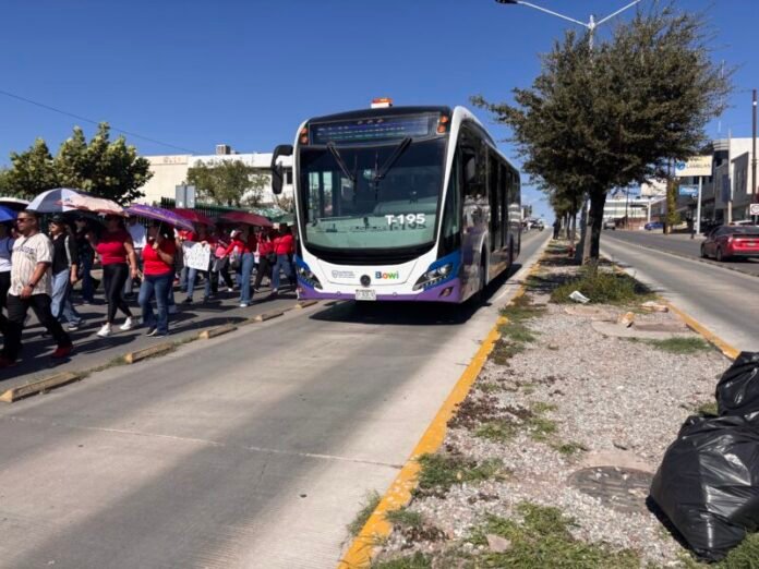 Tarda Policía Vial en apoyar marcha de trabajadores del IMSS en Chihuahua