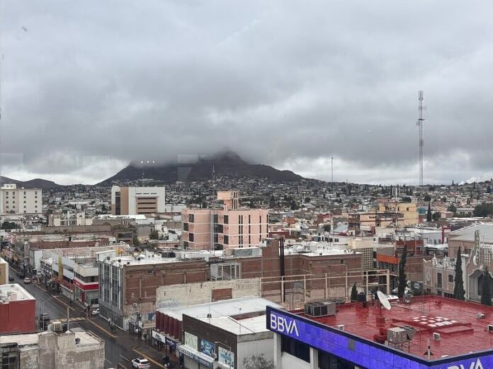 Nubes y niebla envuelven los cerros de Chihuahua; alertan por lluvias