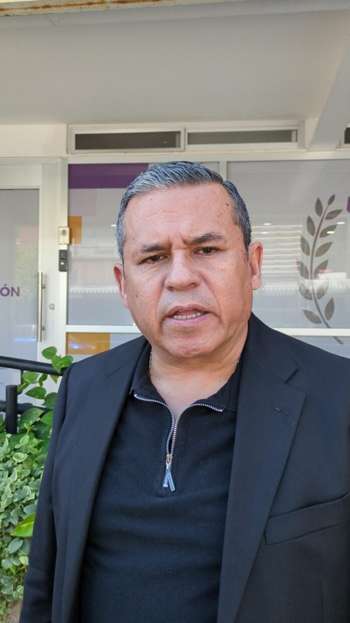 Denuncian revictimización por parte de Santiago De la Peña; acudirán a la FGR