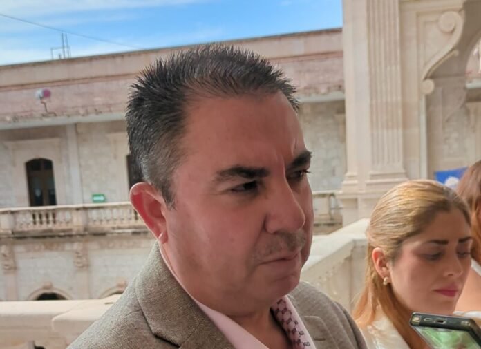 Alertan autoridades por vapeadores ocultos en peluches y USB en escuelas