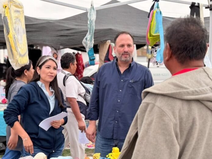 La China Frías recorre tianguis de la colonia Tarahumara