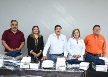 Entregan uniformes a 750 niños de albergues escolares rurales en Chihuahua