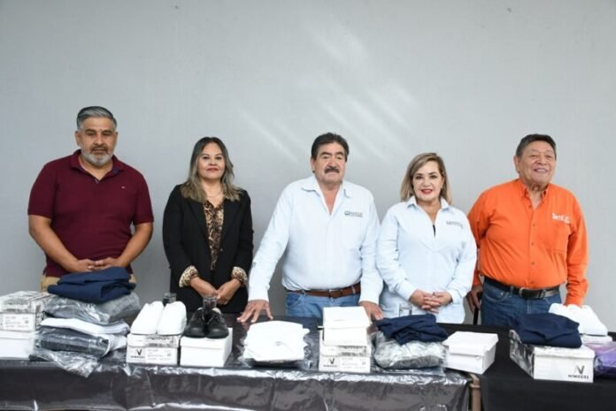 Entregan uniformes a 750 niños de albergues escolares rurales en Chihuahua