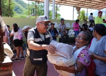 Estado entrega apoyos alimentarios, educativos y productivos en Urique Estado entrega apoyos alimentarios, educativos y productivos en Urique