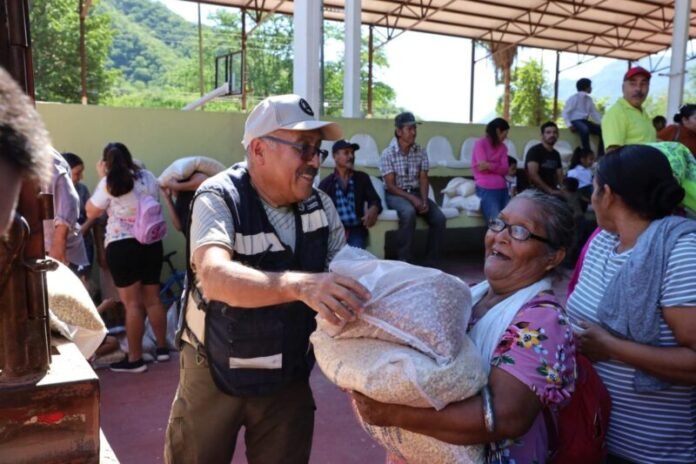 Estado entrega apoyos alimentarios, educativos y productivos en Urique