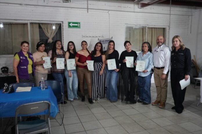 Gradúan a 17 personas de talleres de autoempleo en el Centro Villa Revolución