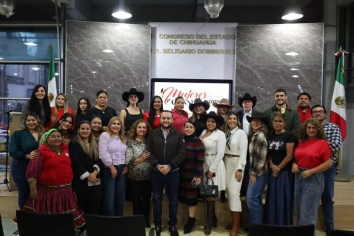 Arturo Medina dialoga con jóvenes mujeres del campo chihuahuense