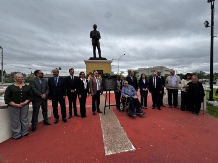 Develan placa de Antonio Becerra Gaytán como Maestro Ilustre 2026