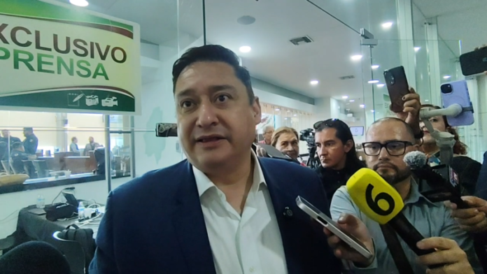 Acusa Alfredo Chávez al IEE de exceder sus facultades con reglas de paridad