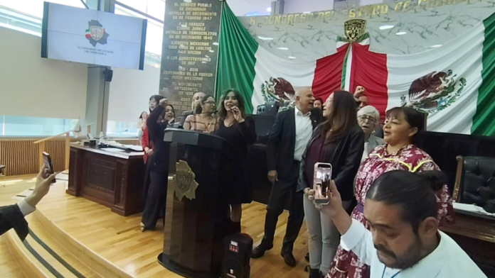 Morena toma tribuna; revienta sesión