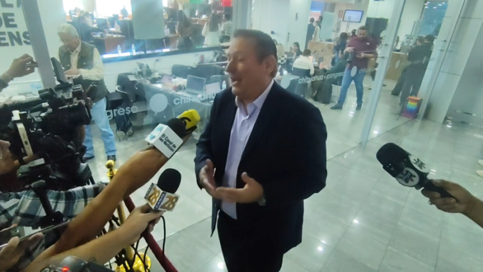 Carlos Olson rechaza acusaciones de discurso de odio contra comunidad trans