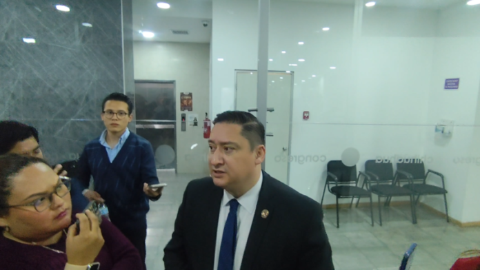 Alfredo Chávez respalda a Santiago de la Peña y se baja de la alcaldía