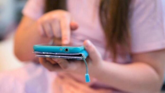 Restricción de celulares en escuelas de Chihuahua entra en vigor el 3 de noviembre